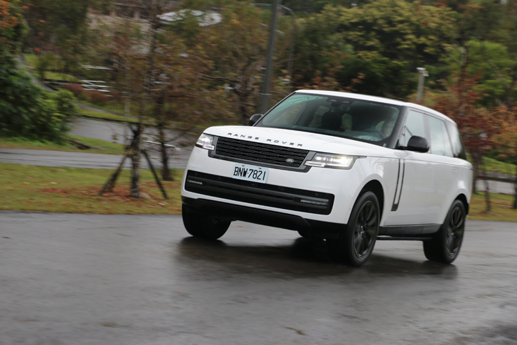 搭載3.0L V6渦輪增壓引擎，最大馬力400PS、最大扭力550Nm，搭配8前速ZF手自排變速箱。這套動力組合在城市巡航時平順，在高速路段又能瞬間釋放強勁加速力。