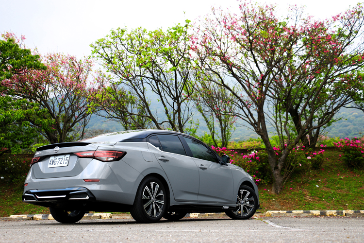 SENTRA SAKURA同樣展現十足誠意，「初綻版」建議售價自68.5萬元起，提供首年低月付3,888元的彈性分期選擇，降低入手門檻。