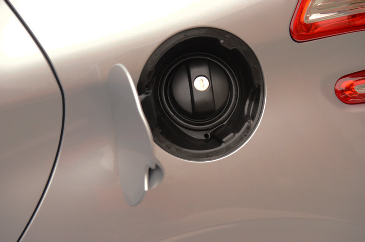 208油箱蓋為手動開啟,並附鑰匙防盜設計。