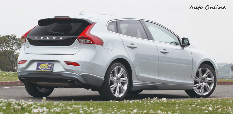 為營造更動感的氛圍,V40車身採前低後揚的姿態。車側線條與六邊形尾窗則是向經典車款P1800致敬的設計。