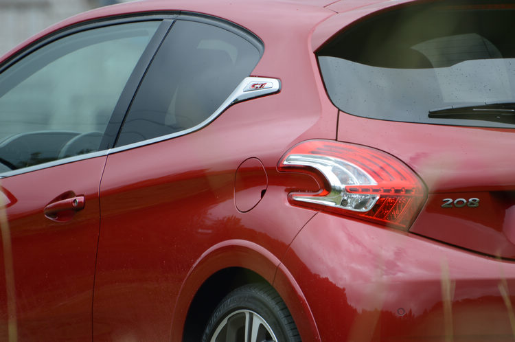 渾圓厚實的車尾依舊最能表現鋼砲車的運動性格,208最美的地方,也是此處的肌理線條。