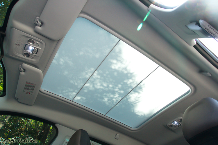 Cielo全景式玻璃車頂給全車更開放的採光與空間感。