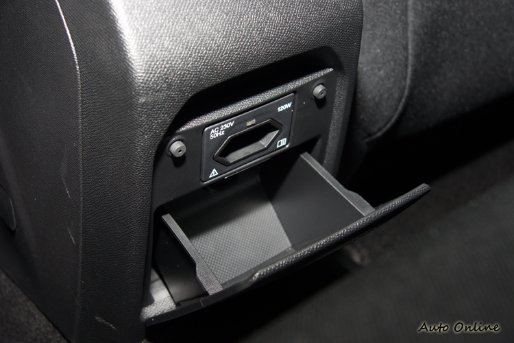 後座提供230V電源插座給電器使用。