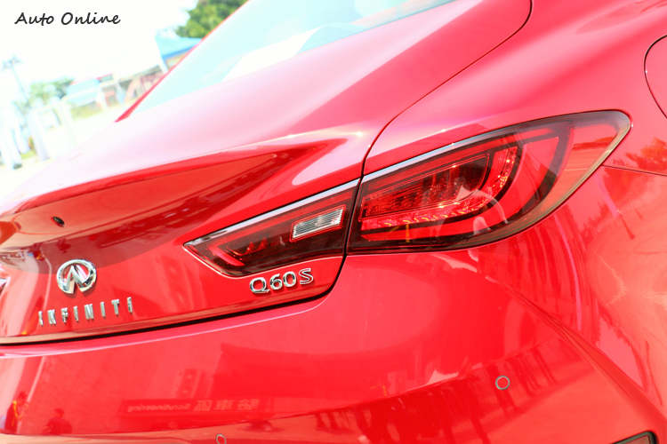 車尾內部崁入LED導光條,流線的後廂蓋降低風阻,小鴨尾提供後輪下壓力。