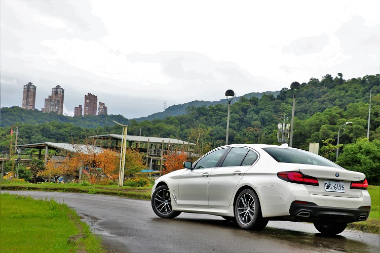 此次試駕的BMW 520i M Sport首發版,就搭載智慧LED頭燈(含Glare-free光型變化功能)、遠光燈輔助功能、車況抬頭顯示器等豪華配備。