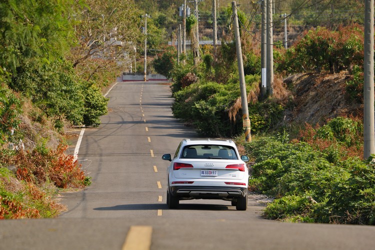 Audi為Q5挹注的科技意象,讓此車由內而外的動感再進化,更能滿足現代消費者對於家庭休旅車與戶外休閒的要求。