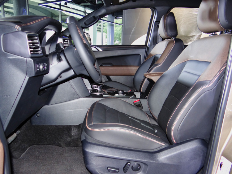 包覆式設計的雙前座人體工學舒適型座椅,配備加熱及10向電動調整功能。