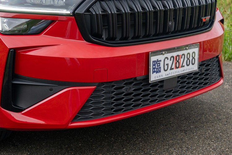 黑化前保桿具有大型氣壩與直立導風口加大飾板