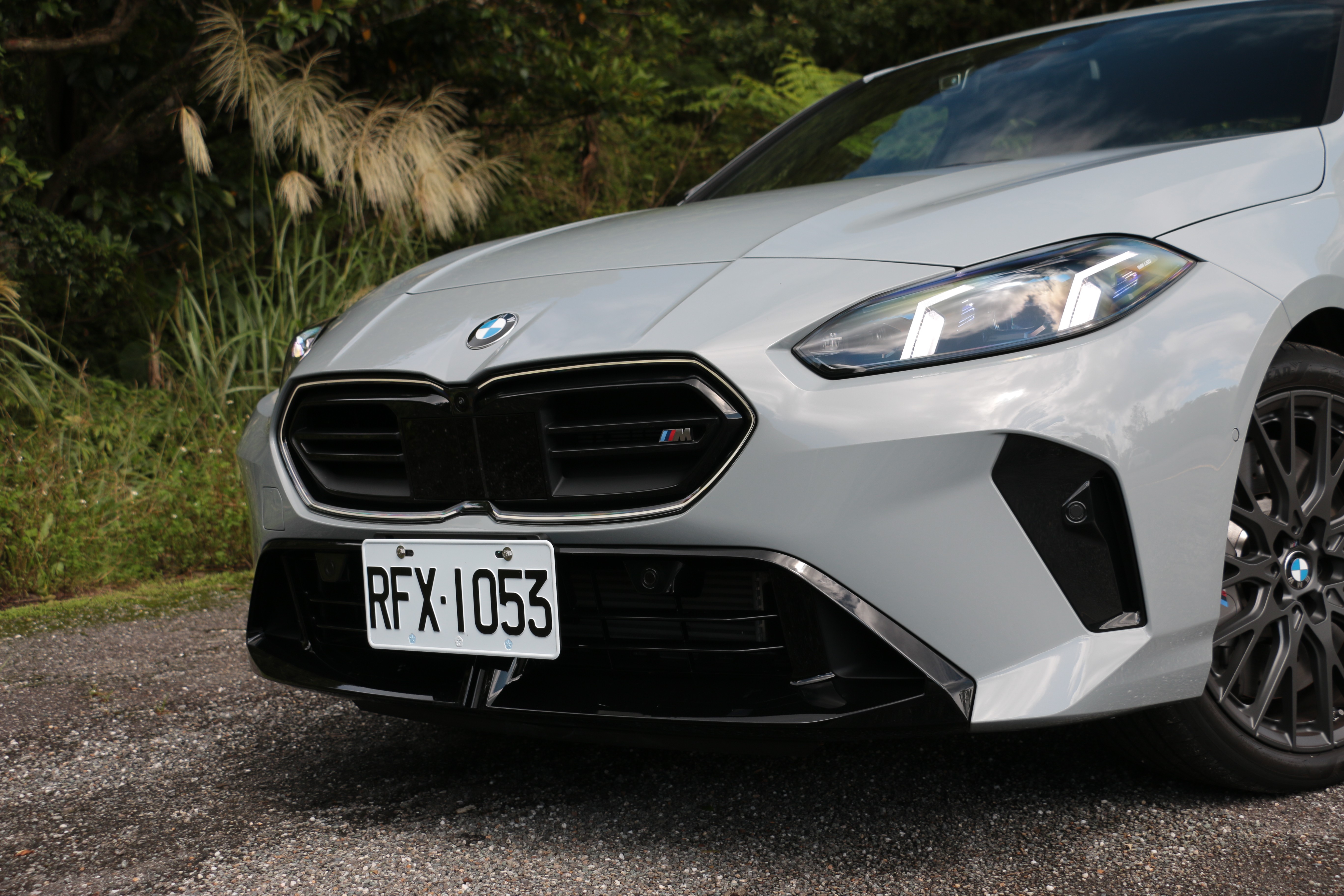 更大的進氣口、跑格更強烈的 M 空力設計。