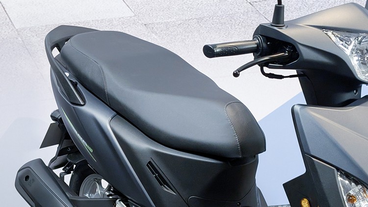 689mm 同級最長坐墊更加寬大平整、 Q 彈材質久坐不累，搭配獨家零後仰技術更加舒適