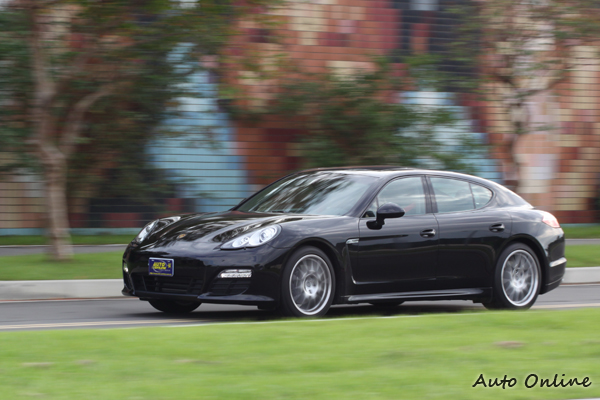 Panamera不僅能快、而且又穩,只要你能熟悉這大車身的距離感,要開好它其實不難。