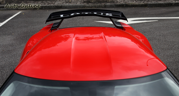 車頂的特殊凹槽是考量空氣力學所設計,並不是只單單為了造型。