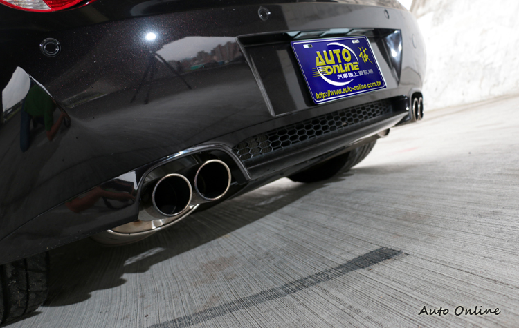 改裝後的中尾段排氣管,聲浪高昂激起內心的雄性賀爾蒙。