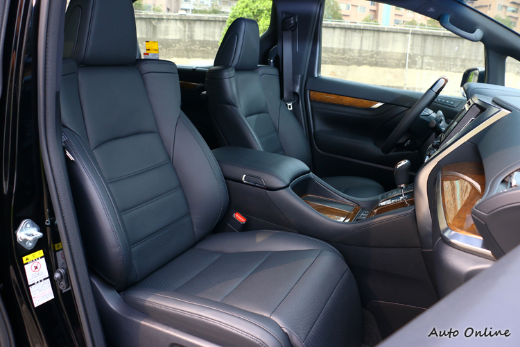 副駕駛座有腿部支撐,達到最符合人體工學坐姿。