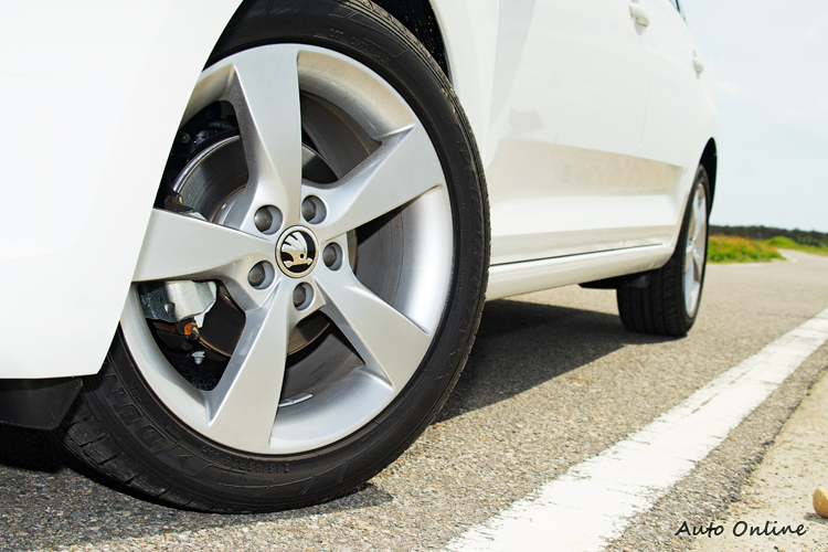 245/45的輪胎配上16吋五輻式輪圈。