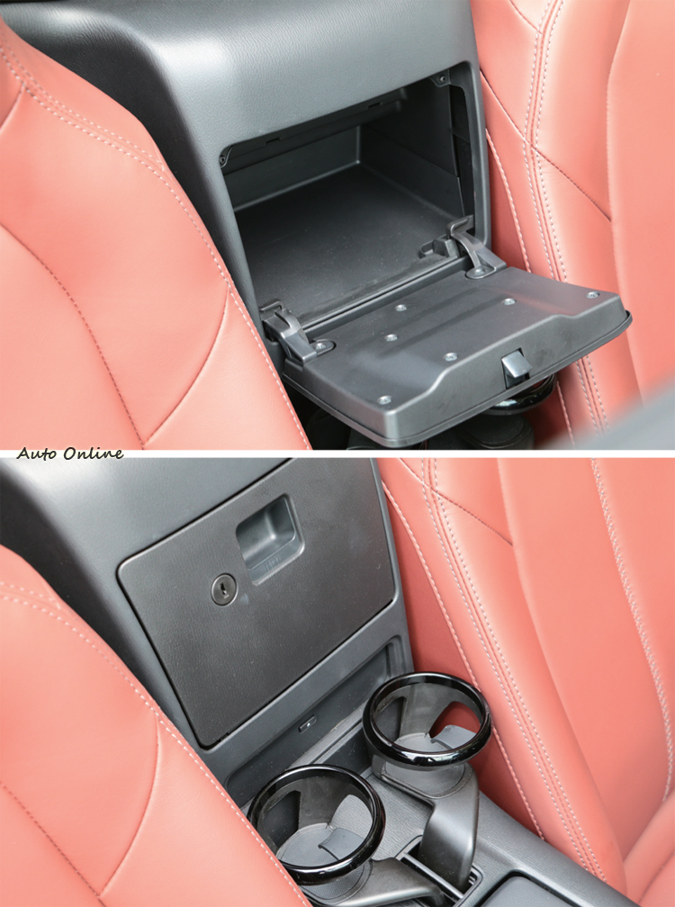 車內置物設計不多,不過活動式杯架的設計至少可以增加使用上的彈性。