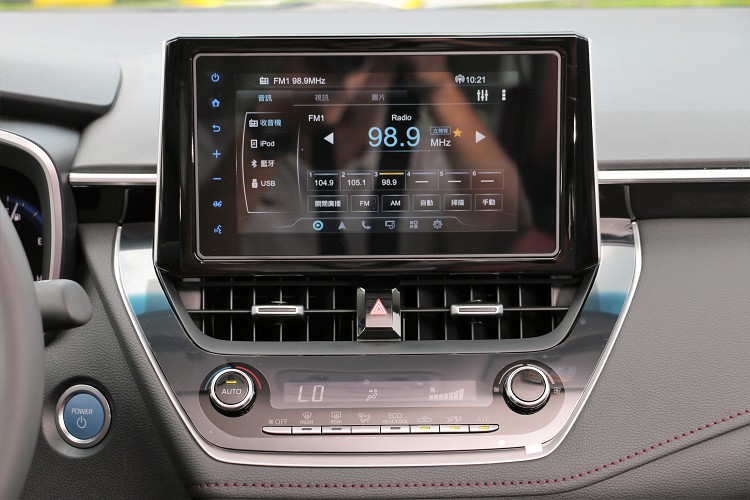 中控台有8吋Drive+ Connect音響主機。