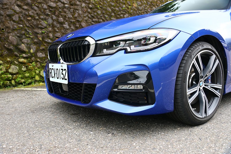 車頭延續新世代3系列類六角形LED頭燈,與BMW不容錯認的家族標誌雙腎型水箱護罩。