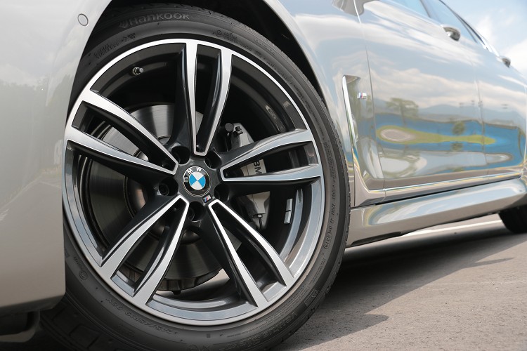 外觀部分全面升級M Sport專屬空力套件同時包含19吋M款專屬雙輻式輪圈。