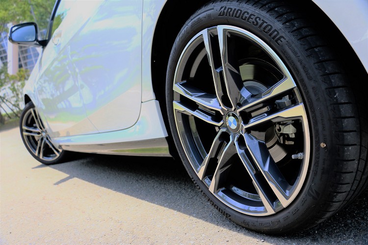 輪胎尺寸大小用上了225/40R18規格,想要從遠處分辨218i與M235i有一定難度。