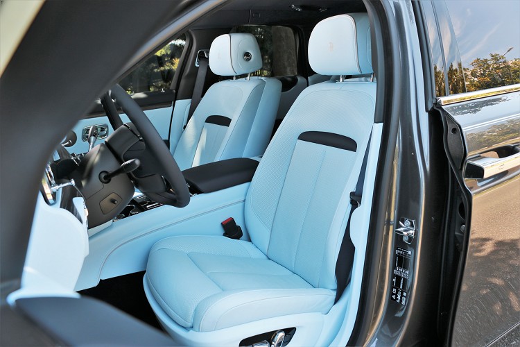 料部分採用20組半張皮革,每張皮革均通過了行業內最嚴格的質檢,確保所用的338塊皮革,無論是否位於車內顯眼位置,均滿足最優品質。