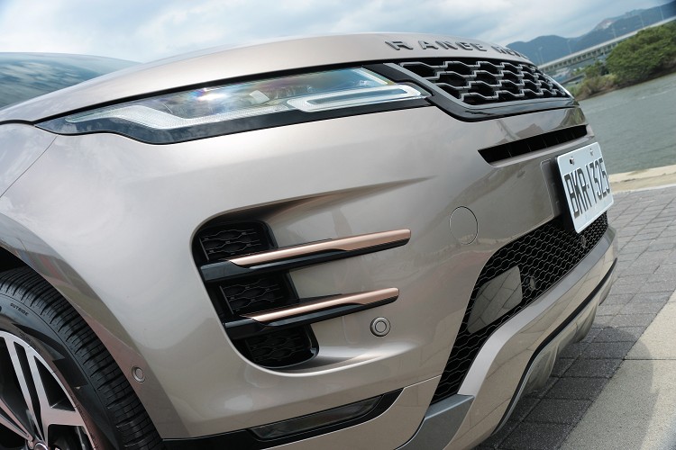 新年式在外觀上沒有做任何改變,古銅棕新車色搭配上玫瑰金飾板別有一番風味。