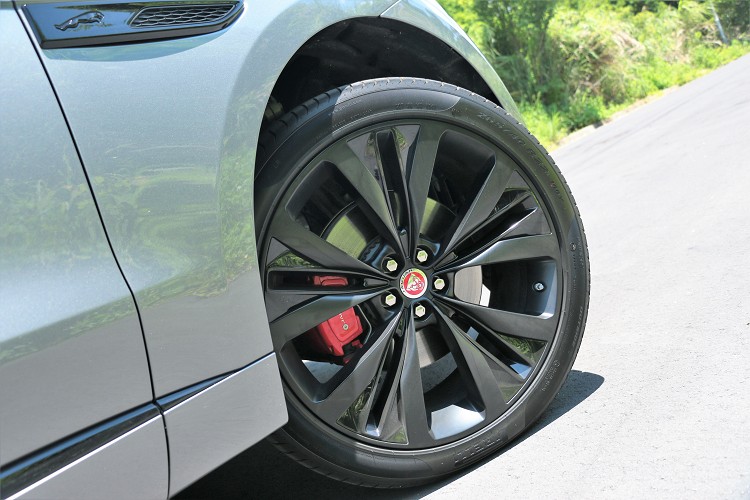 22吋15輻輛黑色鋁圈需選配,選配價格為10萬7千4百塊。