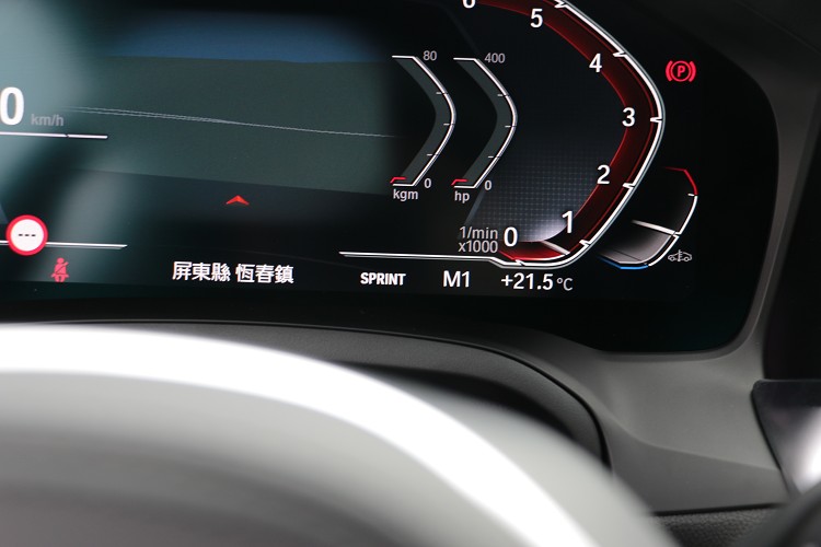 長按方向盤降檔撥片便能進入Sprint模式,電腦會自動切入低檔位達到最佳加速力道。