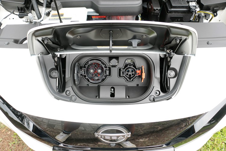 充電可分為6.6kW慢充規格SAE J1772和50kW快充CHAdeMO兩種規格插孔。