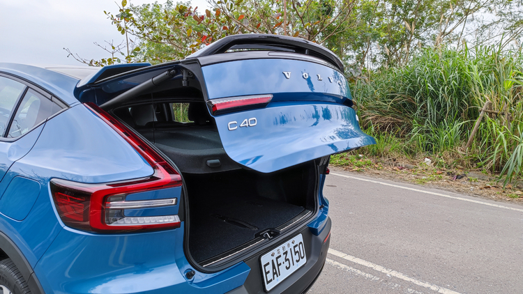 踢腳感應式自動啟閉電動尾門讓你雙手拿滿物品時也不會傷腦筋