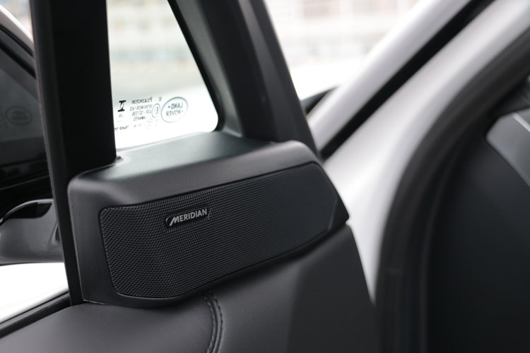 Meridian音場結合車內隔音，營造出劇院級的聽覺饗宴。