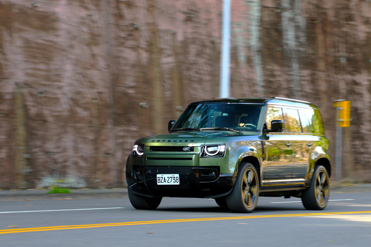 對於越野玩家而言，Defender 依然是市場上少數能兼顧豪華舒適與極限越野的 SUV。