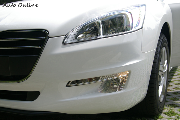 以往銳利的頭燈造型已不復見,取而代之的是更穩重的外觀設計。