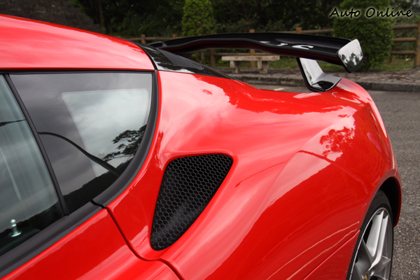 Evora採中置引擎設計,左右兩邊的進氣口有助於引擎散熱。