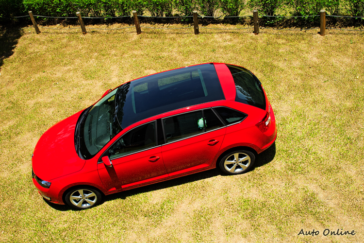 大面積染色玻璃車頂為外觀多添吸睛之處。
