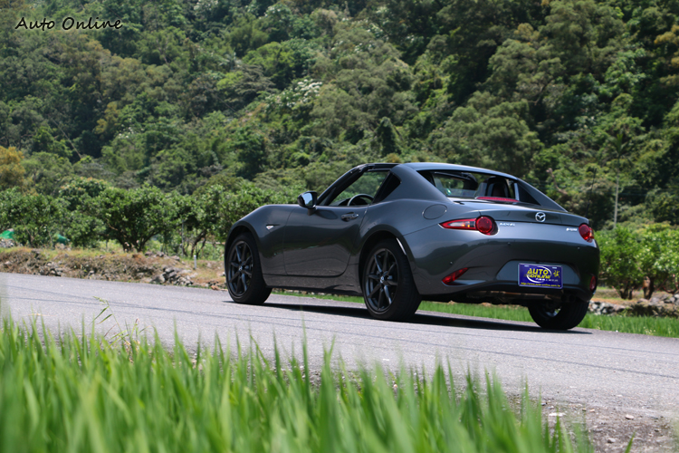 雙肋聳肩斜背造型毫無疑問就是MX-5 RF的最大特色,實用性也是買家入手的很好理由。