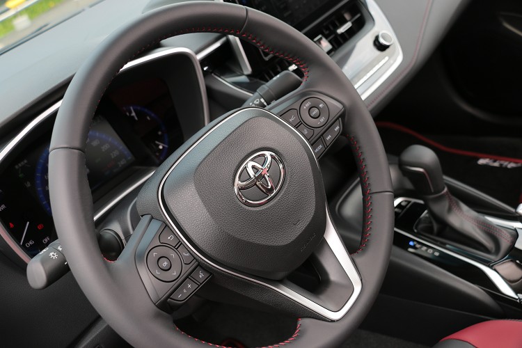 方向盤包覆紅色縫線,油電版本後方沒有換檔撥片。