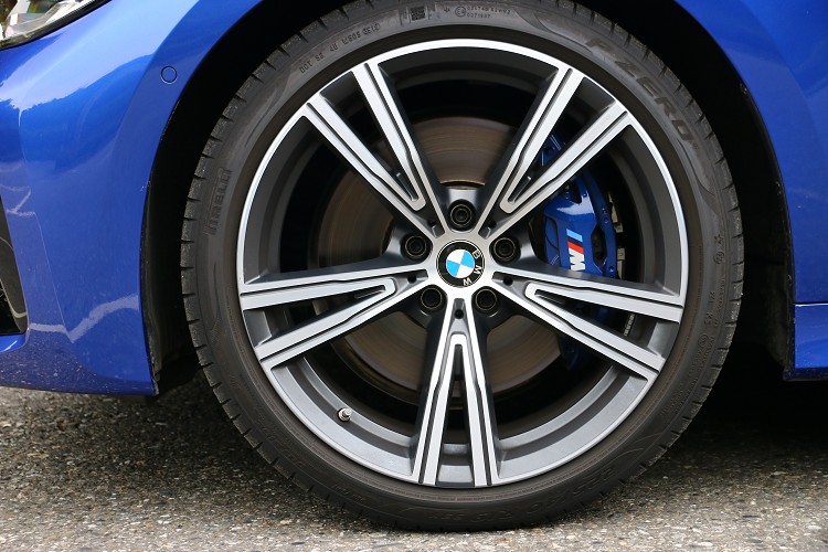 M款專屬運動化四活塞卡鉗,帶來絕佳的制動效能。