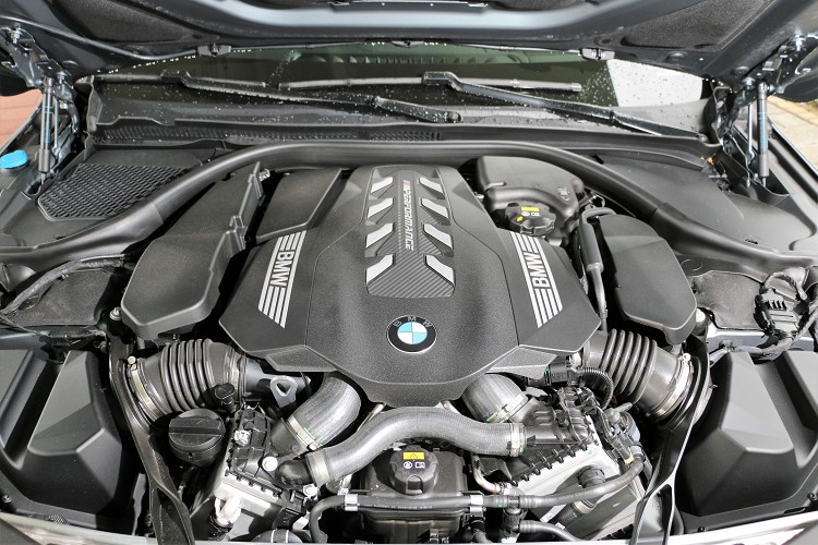 最大馬力達到530hp/5500-6000rpm,最大扭力則有76.5kmg/1800-4600rpm,相較於M8的600匹,少了70匹。