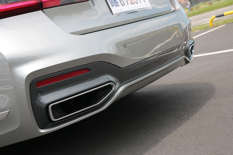 排氣管外部增加矩形的飾管增添質感,雖然是四缸引擎聲浪依舊迷人。