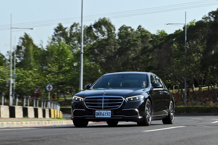 S450L 4MATIC沒有特別強調動力如何強悍,反倒突顯出溫潤柔順的底盤調性。