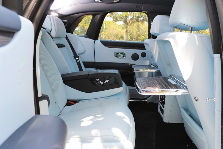 後座是層峰級人士的專屬空間,座椅可獨立調整還附有小桌板,對開式車門讓後座乘客上下車更優雅。