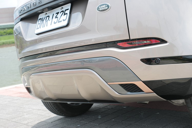 典雅的風格讓它把排氣管隱藏在保感內,同樣的車尾也有玫瑰金飾板用來與車頭。