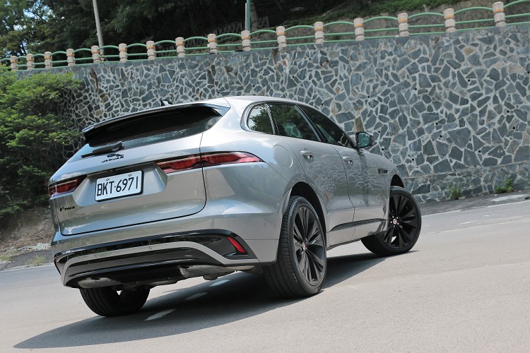 0車尾搭配燻黑尾燈燈殼,可惜的是排氣管改成隱藏於保桿內。