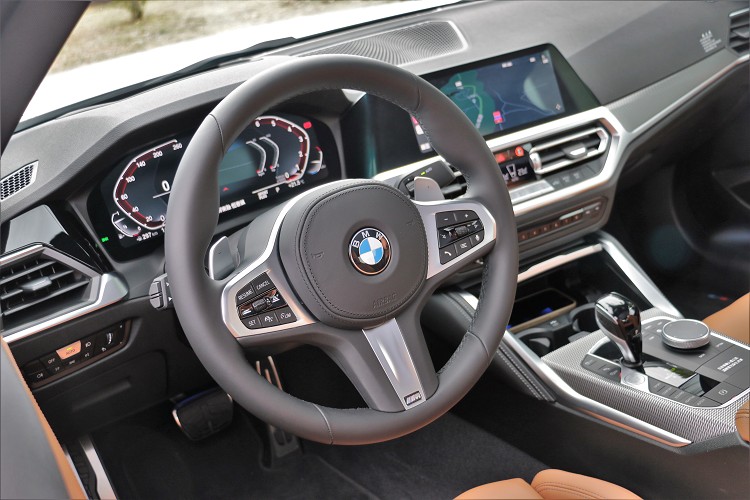 方向盤的握感非常好,六點方向有M Power標誌,左邊則有主動安全控制鈕。