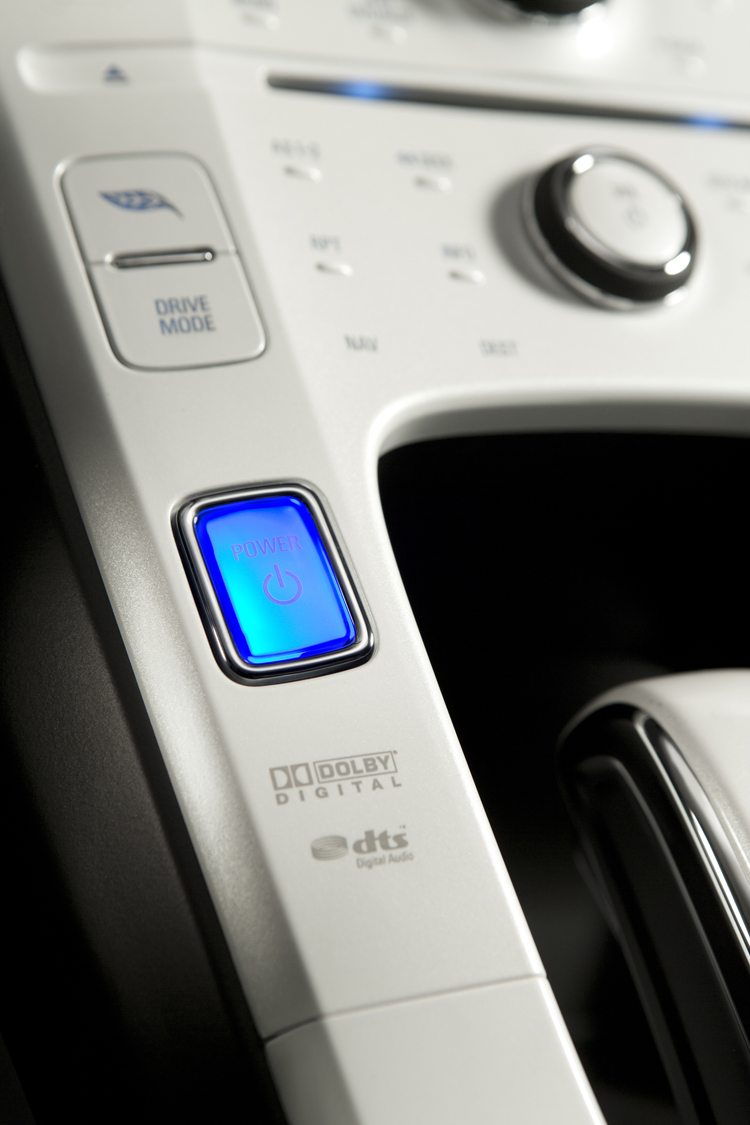 電動車起動時無聲,加上多採免持鑰匙設計,在救援時最好先將感應鑰匙遠離車子。