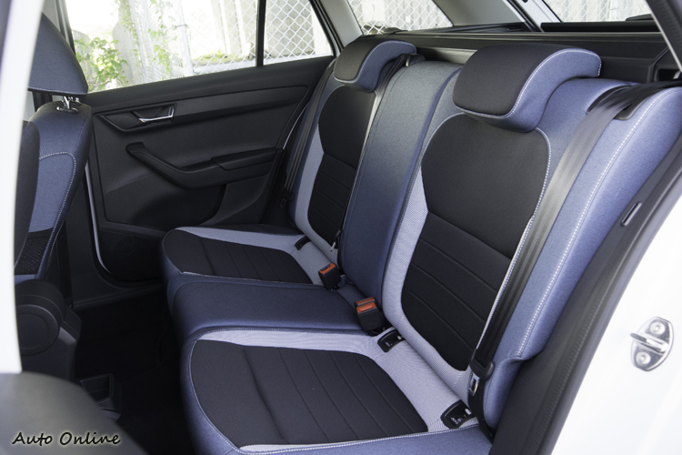 後座椅乘坐感覺不錯,不過椅背角度有點太直。