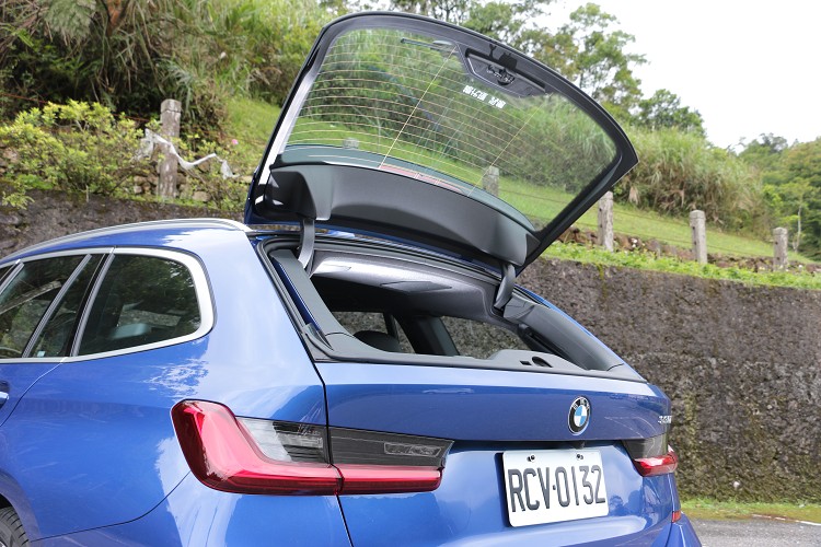 獨立開啟式後擋玻璃、電動尾門啟閉系統等實用配備,達到休旅車的全方位機能表現。