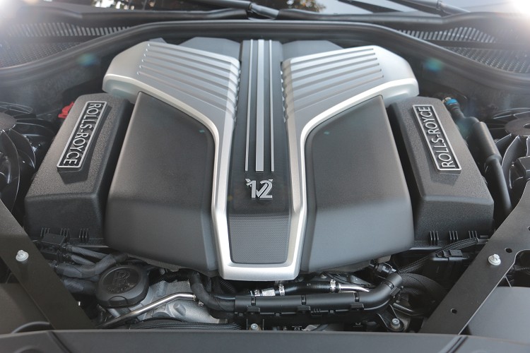 動力方面使用一具6.75升V12雙渦輪增壓引擎,最大馬力有571匹,最大扭力86.7公斤米。