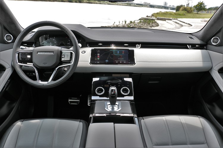 進到車內,可看到品牌近期的設計風格,採用雙螢幕以及虛擬數位儀表建構出車內科技質感。